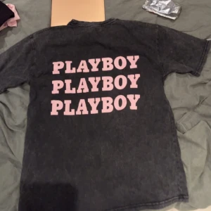 play boy t-shirt - säljer nu min play boy tröja i storlek XS men skulle absolut passa S och M pga den är väldigt oversize🥰