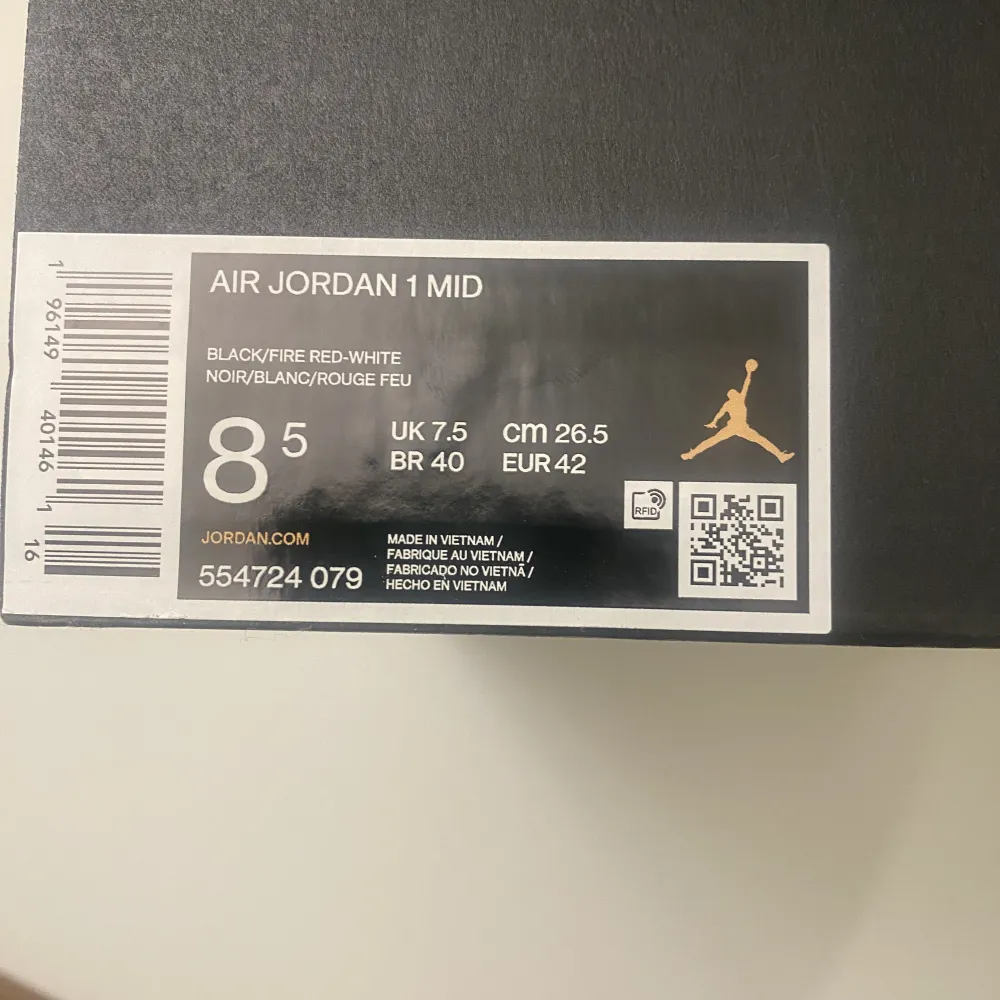 Ett par helt oanvända Jordan 1 fire red köpa från Nike.com för 1449 kr flera bilder kan skickas om behövs. Köparen står för frakten. Pris kan diskuteras . Skor.