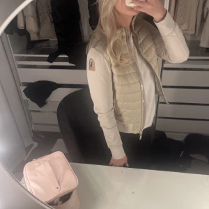 Beige parajumper jacka - Säljer nu min jättefina parajumper jacka som är i dun i mitten och vanligt tyg ut i ärmarna samt på ryggen. Använd fåtal gånger i somras😊 säljer den för att jag tycker inte jag får någon användning av den💗 jag kan gå ner i pris vid snabb affär🌟