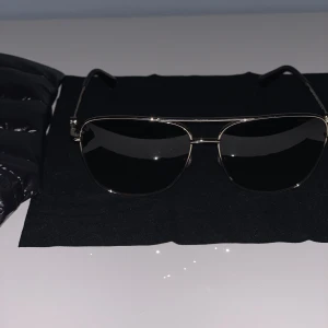 Moncler solglasögon - Få gånger använda med inga repor på glaset eller på bågarna. Kvitto finns.  Original fodralet och duk finns som kom med i köpet av själva solglasögonen. Ny priset på solglasögon: 3800 Kan mötas upp i Stockholm 