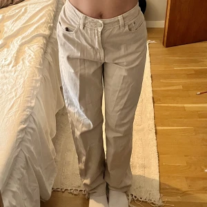 Stay jeans - Superfina beiga jeans från stay i strl s. Midwaist med raka ben, säljer då dom tyvärr blivit lite för stora! Köparen står för frakt som inte är inkluderat i priset!