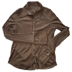 Skjorta  - Brukade va min favoritskjorta men är tyvärr inte min stil längre. Superfint nästan psykadeliskt mönster. 