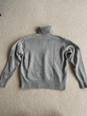 Stickad polotröja  - Stickad polotröja från uniqlo. Beige stl s, superskick! 