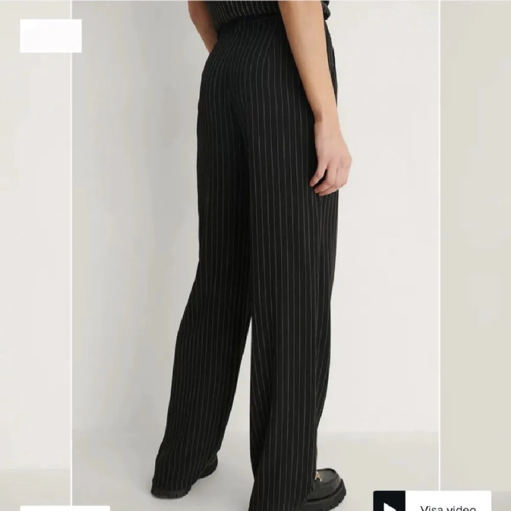 Skit snygga svarta randiga kostymbyxor som tyvärr var förstora💕 (lånade bilder köpt på plick). Jeans & Byxor.