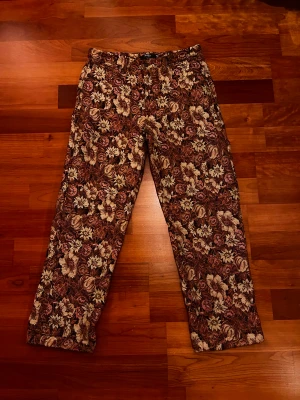 Jaded london baggy skater byxor - Ett par baggy och breda brallor som är köpta för ca ett år sedan. Dem är knappt använda, endast 2-3 ggr.