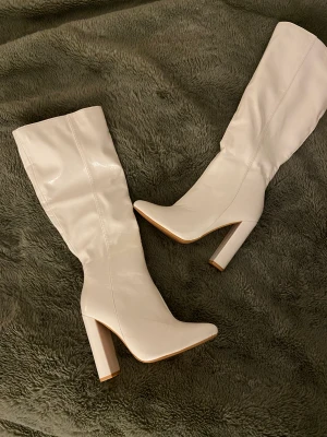 Vita boots - Vita fräna boots som piffar upp outfiten.  Använda 1 gång och mycket bra skick. Säljer pga att jag har andra jag använder mer. Köpta för 479kr