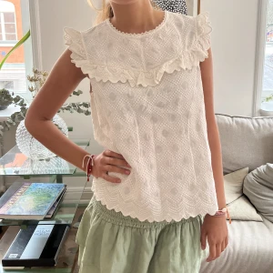 Blus!  - Säljer denna blus från other stories! Storlek M men passar min kompis på bilden som brukar ha S☀️☀️