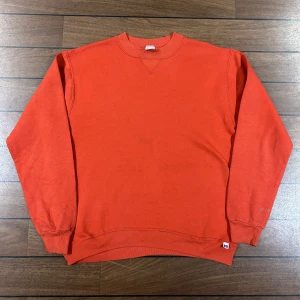 Russel Sweatshirt röd blank - Snygg vintage Russel sweatshirt i storlek M! Bara att skriva om du undrar över något🙏