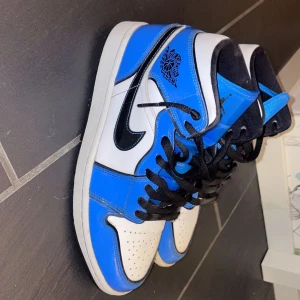 Jordan 1 Signal Blue - Tja! Säljer nu mina Jordan 1 Signal blue för ett gött pris då jag tröttnat på de. Diskuterbart pris. Skick 8/10 Köpta på Restock. Har kvitto på beställningen, dock ingen box och därav är priset rätt billigt   Tveka inte på att skriva om fler bilder/frågor