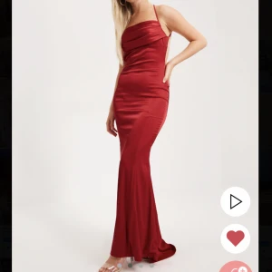 Balklänning - Säljer en oanvänd bal/fest klänning (lappar finns kvar). Storlek 34, säljer den för 780kr + frakt. Köpt från Nelly.com för 1099kr.  Har du några frågor hör av dig!