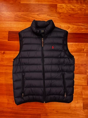 Polo Ralph Lauren Väst - En gammal i stort sätt oanvänd Polo Ralph Lauren väst. Säljes för att jag typ inte använder den.