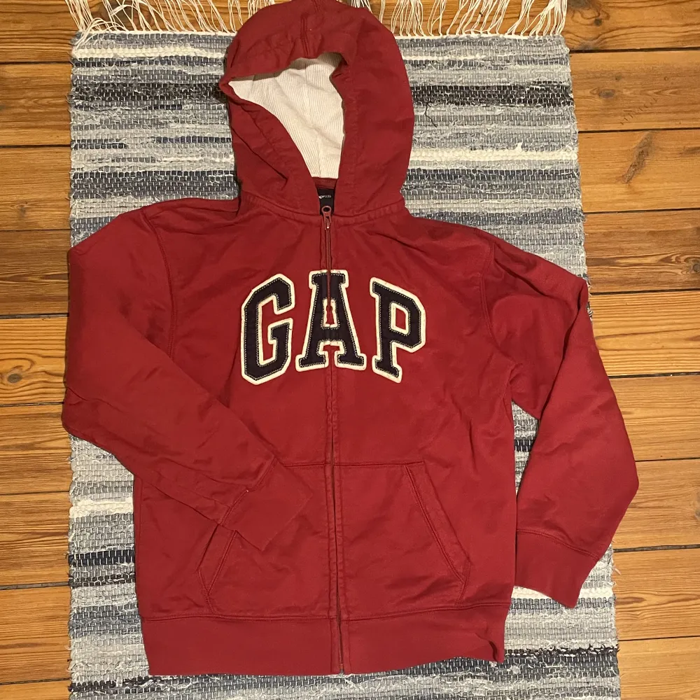 röd GAP hoodie med dragkedja hela vägen. inköpt från barnavdelning men passar utmärkt för xs/s. . Hoodies.