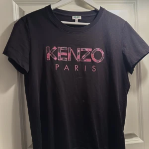 KENZO t-shirt - Svart kenzo t-shirt med rosa tryck i storlek L men passar mer S-M. Kenzo har skeva storlekar
