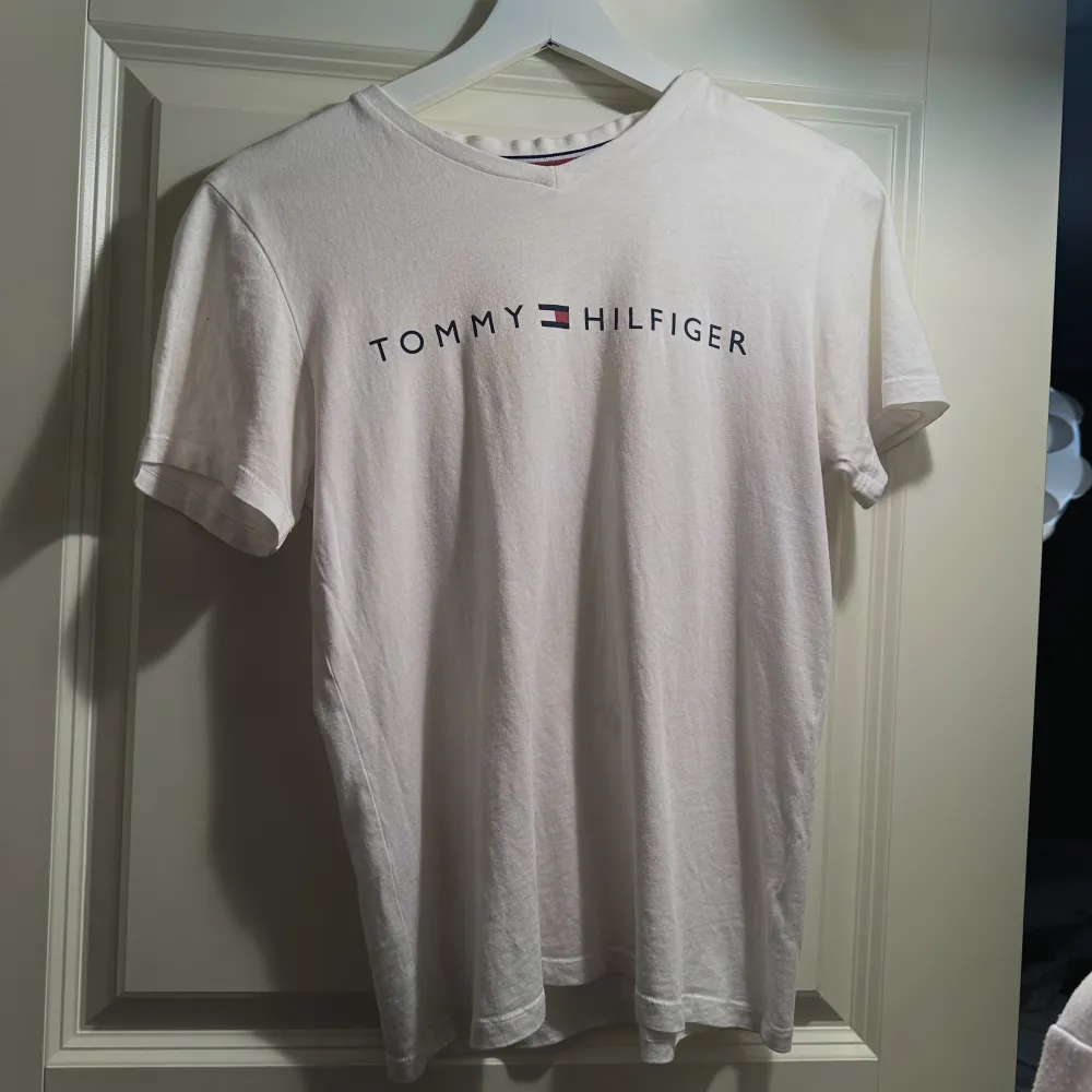 Vit Tommy hilfiger t-shirt med tryck. Storlek xs finns i örebro . T-shirts.
