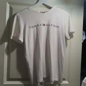 Vit Tommy hilfiger t-shirt med tryck. Storlek xs finns i örebro 