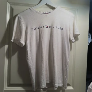 Tommy hilfiger - Vit Tommy hilfiger t-shirt med tryck. Storlek xs finns i örebro 