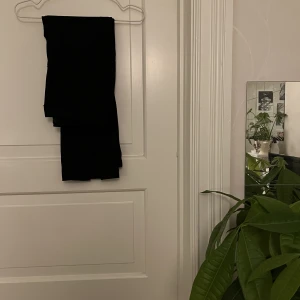 Kostymbyxor🤍 - Svarta kostymbyxor med slits fram på byxan (kan skicka bilder där det syns tydligare). Från Vero Moda, storlek S, längd 30. Använd ett fåtal gånger. Mycket stretchiga! Kan mötas i Göteborg eller skicka, köparen står för frakt.