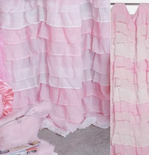 Rosa gardiner - En av gardinerna är fortfarande i påsen och ej öppnad, kommer från dollskill och är i bra kvalitet! 🎀