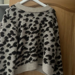 Stickad tröja - Säljer denna stickade tröjan från H&M, använd få gånger.