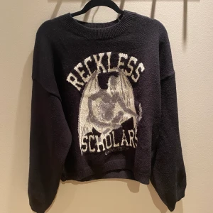 Reckless Scholars  - 9/10 i skick. Otroligt fin!  Storlek M (lite oversized) men passar även L (True to Size) 