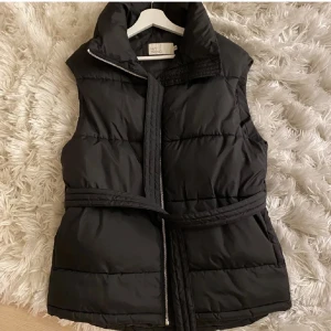Väst Nelly - Slutsåld väst från Nelly med knytskärp. Storlek 36 men oversized! Mycket fint skick 🌸