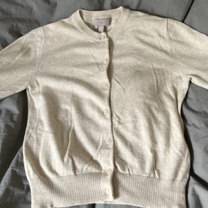 Tunn stickad kofta 💘 - Jätteskön, beige, tunn, stickad kofta från h&m i storlek xs. Bara använd några få gånger, alltså i nyskick. Köptes för 120 kr, och säljs för 80. Priset kan såklart alltid diskuteras 💗👍🏻💐