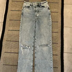 Blåa jeans från bikbok med hål/slitningar, nästan aldrig använt,stl 25 Säljer för 150kr