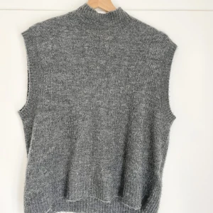 Stickad vest🌟 - Superfin stickad vest från Vero Moda💕väldigt skön i materialet och absolut inte stickig. 