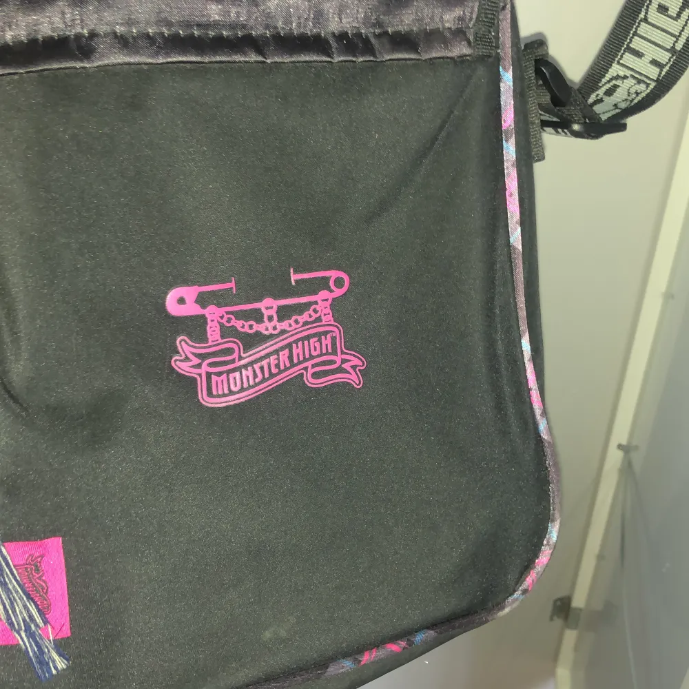 Monster high väska i helt nytt skick o så fin men kommer tyvärr inte till användning . Tröjor & Koftor.