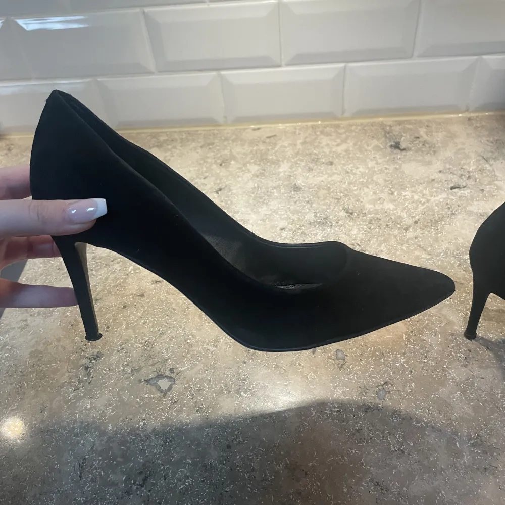 Fräscha klackskor från Steve Madden! Värde 1000kr. Använda 2 gånger men säljer pga att dom är för stora för mig. Fräscha och i bra skick. Finns även kvar skokartong. Storlek 38. Klackhöjd: 8 cm. Skor.