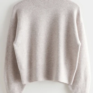 Other stories stickad tröja💗 - Populära och helt slutsålt stickad beige tröja från Other stories! Tröjan är köpt för nåra månader sedan och är knappt använd💗 den är som ny och har inga skador❣️kontakta vid intresse eller annat😊