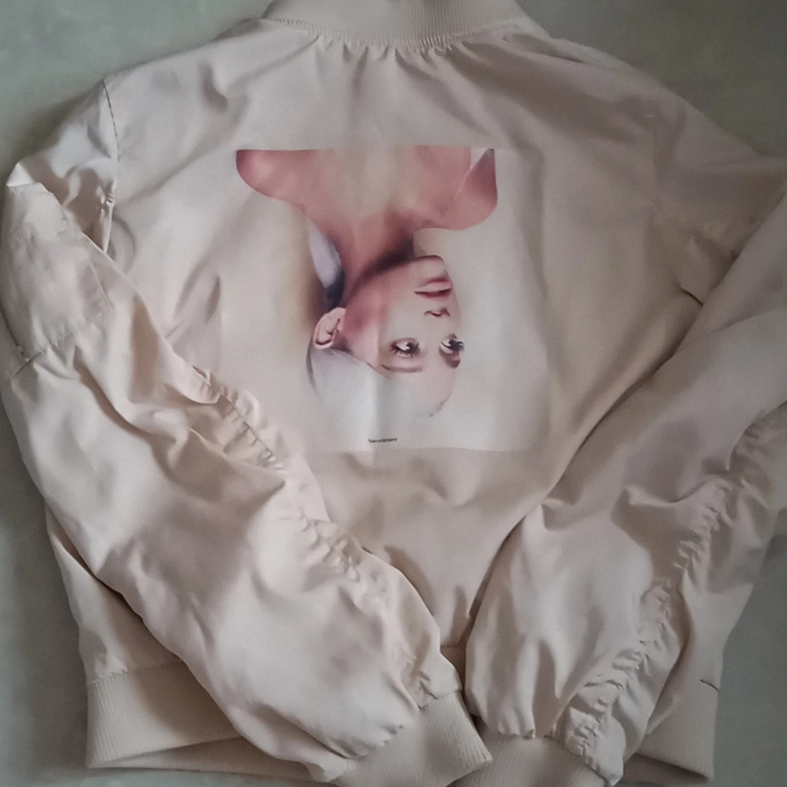 Ariana Grande jacka  - 90