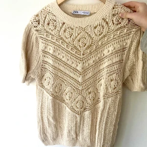 Virkad topp från Zara - Superfin virkad topp från Zara🤩 storleken är M men den sitter superbra på mig som vanligtvis har xs/s🫶🏼 Toppen är använd ca 2 ggr💗