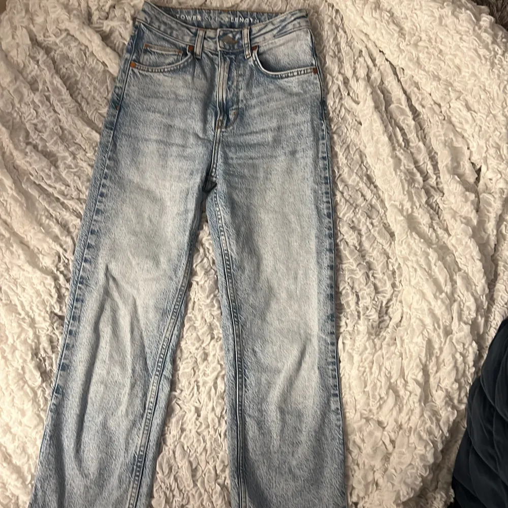 Fina jeans från bik bok💗 storlek 24/32 fint skick och dom är nästan oanvänd och ordinarie pris 599. Jeans & Byxor.