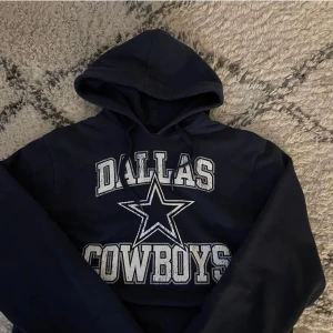 Hoodie - Vintage nfl Dallas cowboys Hoodie från 2000. Storlek medium. Frakt 66kr❤️köpt på plick