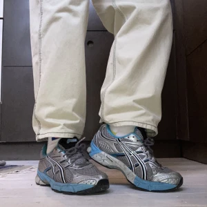 Asics silverblåa superbra skick - Bästa skorna i väldigt bra skick. Silver, ljust blå och melerade sulor. Riktigt bekväma som Asics alltid är. Strl 40,5 men är snarare en 40, Asics skor är alltid små i sina storlekar. Riktigt dyra i inköp så gör ett kap!