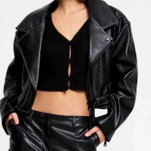 Skinnjacka från LIONESS - Oversized skinnjacka från LIONESS med svarta detaljer. Aldrig använd, endast testad. Storlek M. Nypris 130 AUD, cirka 900 kr. 