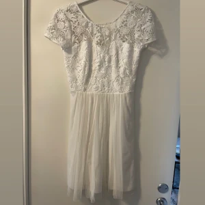 Vit klänning  - Studentklänning/avslutningsklänning Strl 34 men skulle säkert passa någon med strl 36 med. Endast använd 1 gång