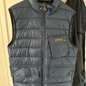 Barbour väst strl M  - Storlek M som ny. 