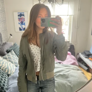 Grön bombajacka  - Säljer den här perfekta bomberjackan i jätte fint skick och bra kvalitet 😊