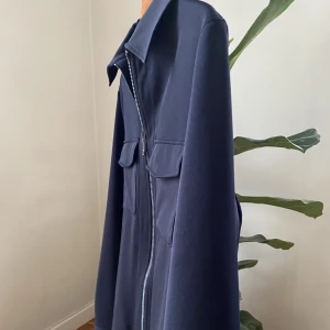 Over Shirt från Zara - Jättefin marinblå overshirt från Zara. 4 år gammal, riktigt bra skött. Dragkedja framtill. Väldigt fin i materialet. Storlek S