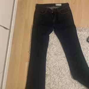 Lowwaisted bootcut jeans  - Måste tyvärr sälja dessa jeansen då jag inte använder de så mycket! Sitter som en smäck på kroppen🤩Hör av er vid fler frågor eller bilder! 