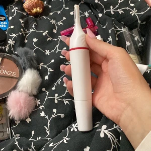 Rakmaskin -  en ny rakmaskin som kan användas på mycket olika sätt. Du får med tillbehören på bilden.  Du kan bland annat använda den till dina ögonbryn, till kroppshår och så vidare. Är batteridriven (medföljer ett batteri). Köparen står för frakten ❤️