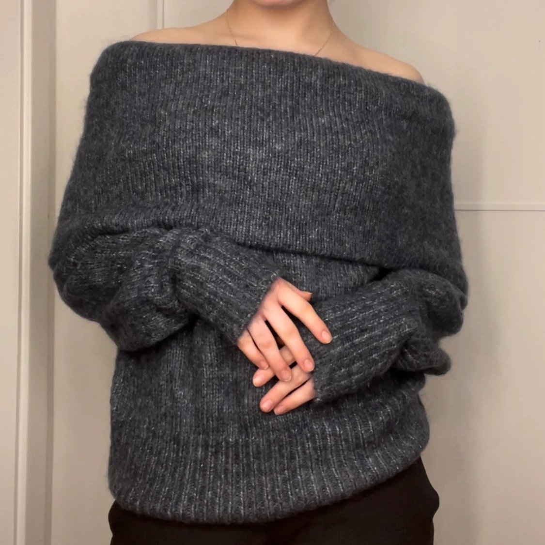 Stickad off shoulder tröja st S