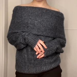 Stickad off shoulder tröja st S - Jättefin stickad tröja från hm som tyvärr inte kommer till användning. Aldrig använd och har inga defekter. Köpt för 300 kr 💕