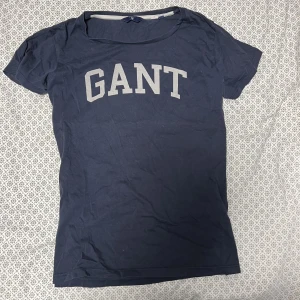 Gant T-shirt  - En marinblå tshirt från gant. Frakten ingår, skriv för fler bilder❤️