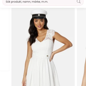 Studentklänning  - Jättefin studentklänning passar även till konfirmation. Fint skick, finns en liten liten fläck på framsidan som knappt syns. Hör av dig ifall du vill ha fler bilder. 🥰 Köpt för 599 kr 