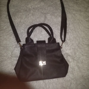 Axelrems väska  - Snygg axelremsväska i skinn