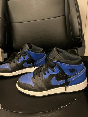 jordan 1 mid Hyper royal - Säljer mina Jordans för jag växte ur dom. knappt använda, ny pris 1800 priset går att diskutera.