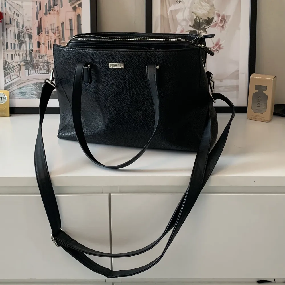 Säljer denna svarta väska från DonDonna då den inte längre kommer till användning. Nypris är 700kr, säljer för 200kr + frakt! . Väskor.